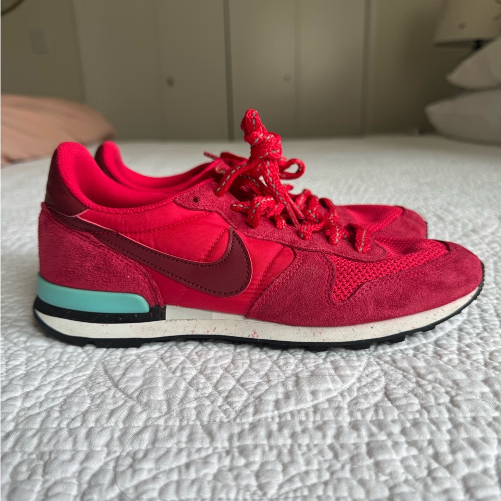 Nike Womens Internationalist in Legion Red